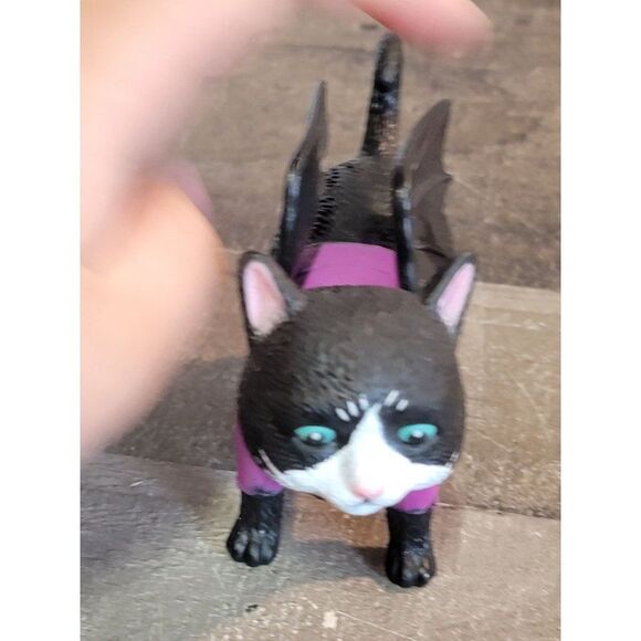 Flying witch cat Wing mythical creature toy figure - Picture 1 of 5